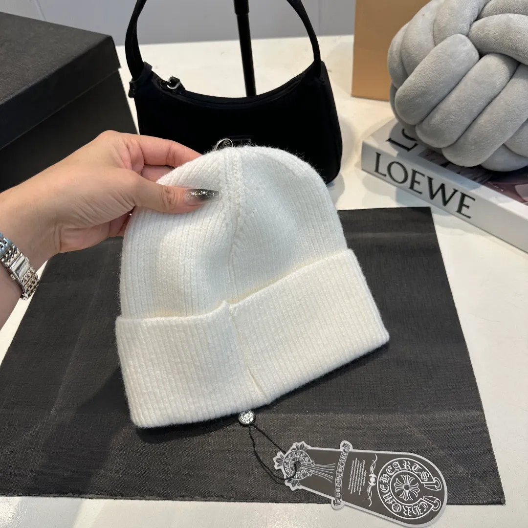 P56 Crow Heart Autumn and Winter Wool Knitted Beanie This must be a favorite of minimalism. It is clean, neat, fashionable and versatile, and will definitely not be picky about your face shape! A fashionable classic that lasts forever! Fashionable black and white can be purchased together